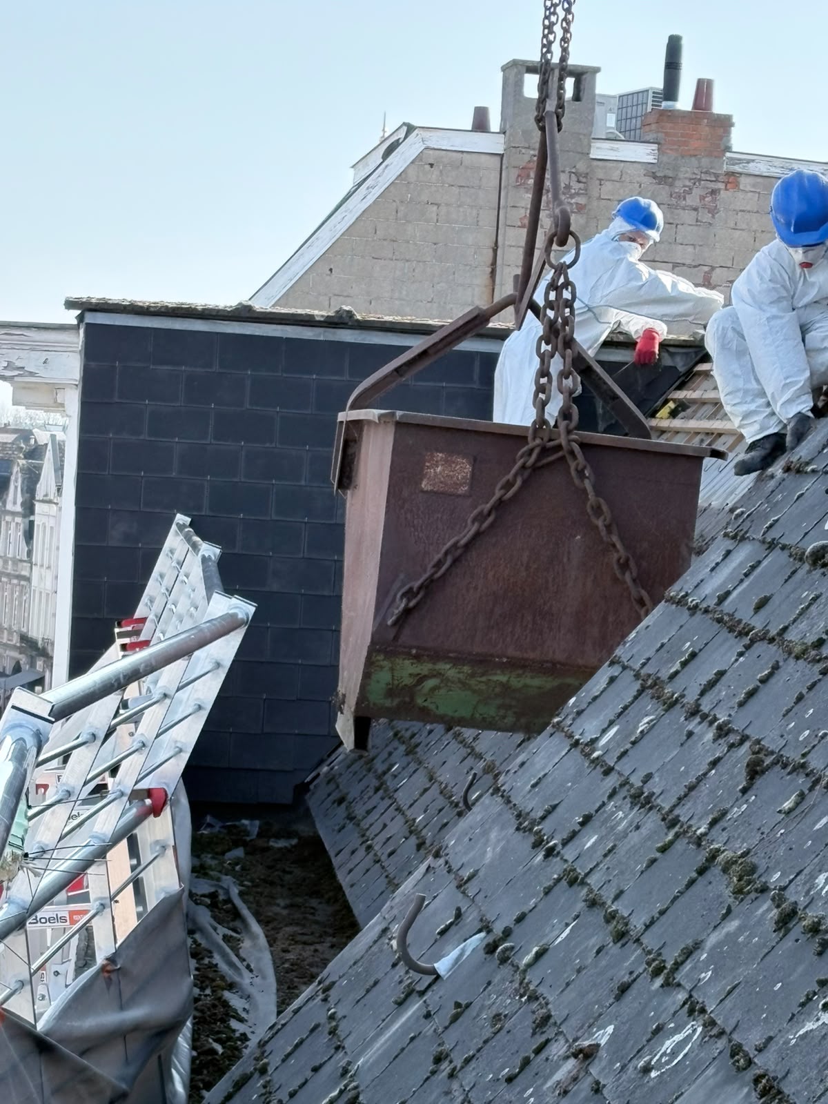 Veilige asbestverwijdering op een dak